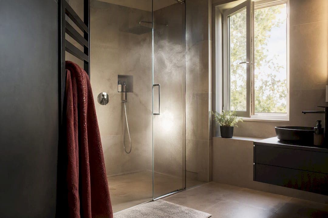 Schimmel im Bad: Sechs kurze Routinen mit Praxistipp vom Installateur
