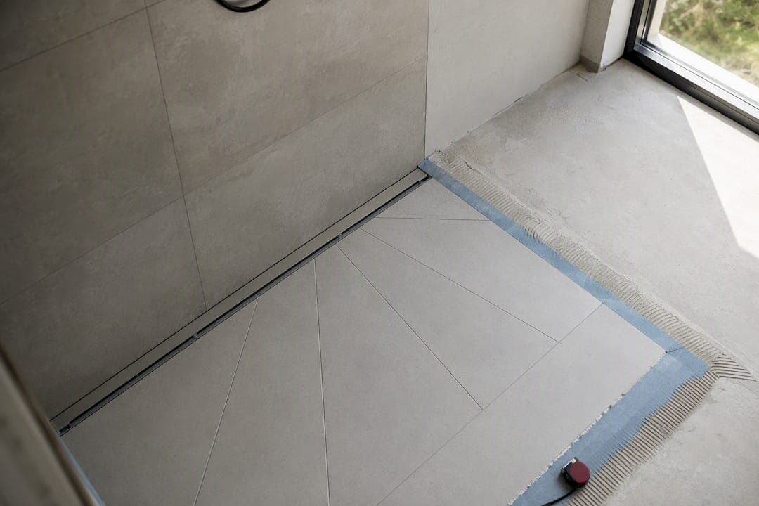 Walk-in-Dusche planen: Maße, Gefälle und Abdichtung richtig lösen